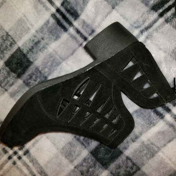 NWT Pleather boots with cutouts on the ankle - Picture 2 of 6